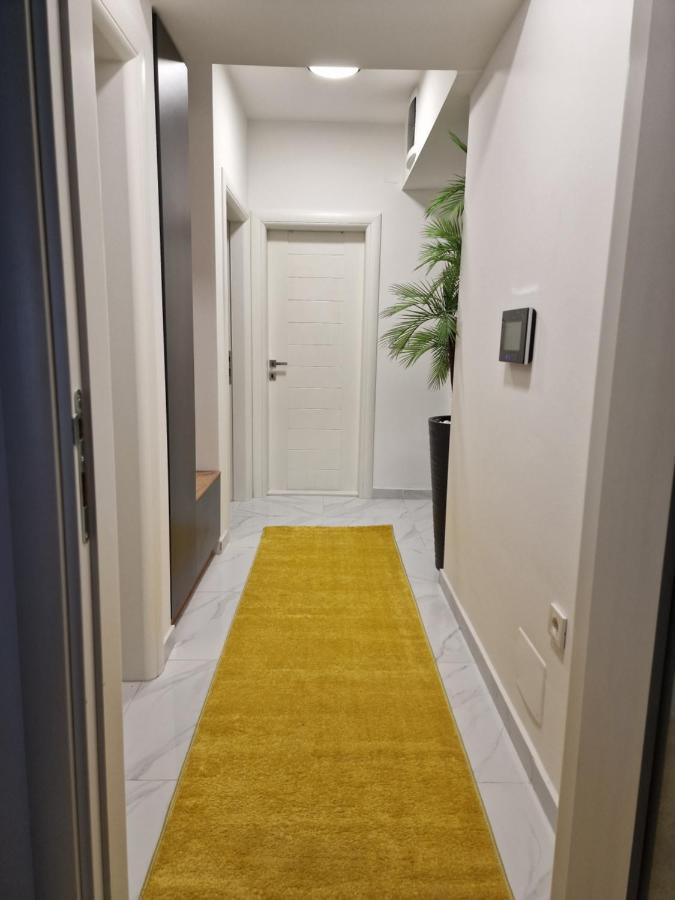 Luxury Yellow & Modern Apartment Szkopje Kültér fotó