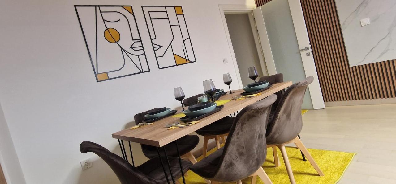 Luxury Yellow & Modern Apartment Szkopje Kültér fotó