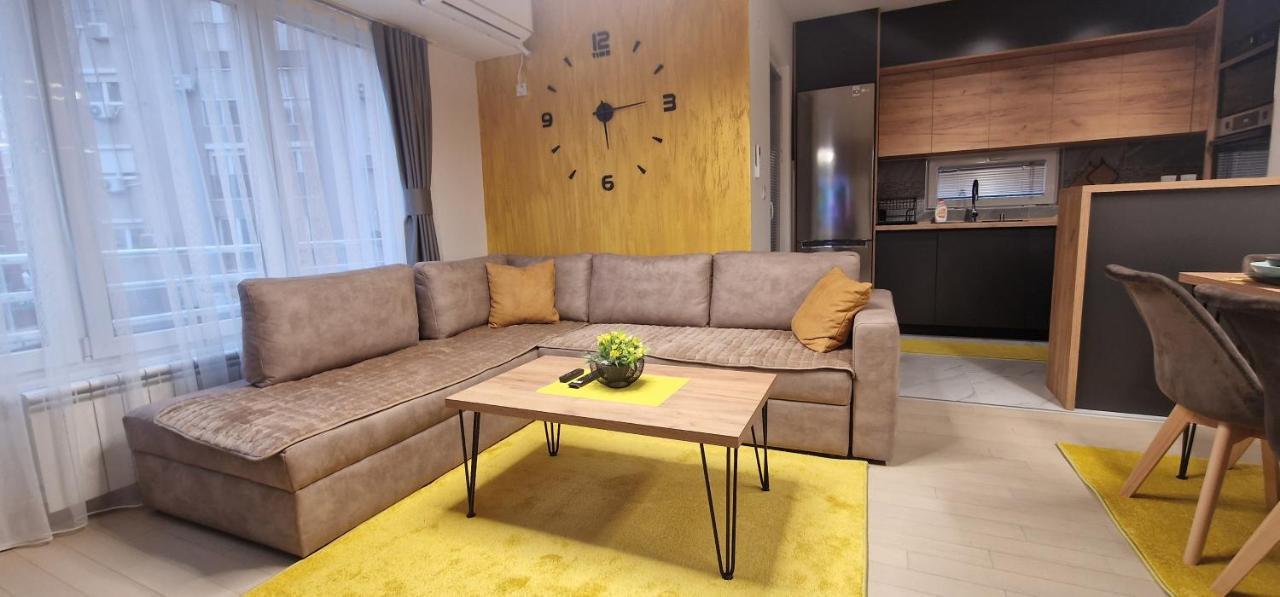 Luxury Yellow & Modern Apartment Szkopje Kültér fotó