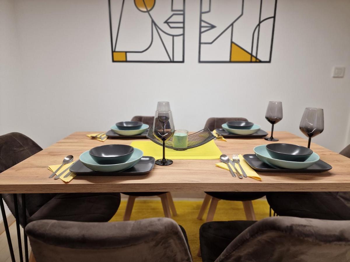 Luxury Yellow & Modern Apartment Szkopje Kültér fotó